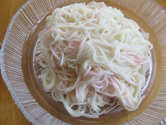 ピンクの素麺